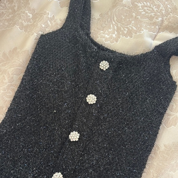 Elegant Black Dress with Button Detail - Picture 3 of 4